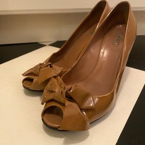 Miu Miu peep toe pumps in caramel brown patent leather with bow detail
